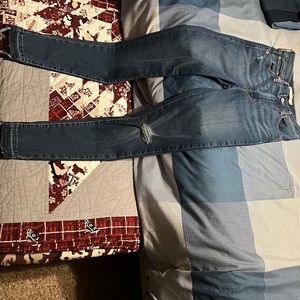 Barely worn Levi’s jeans size 26. In medium wash